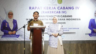 Wali Kota Banjarmasin, Muhammad Yamin didampingi Ketua TP PKK Kota Banjarmasin, Neli Listriani saat membuka Rakercab IV IWAPI Kota Banjarmasin