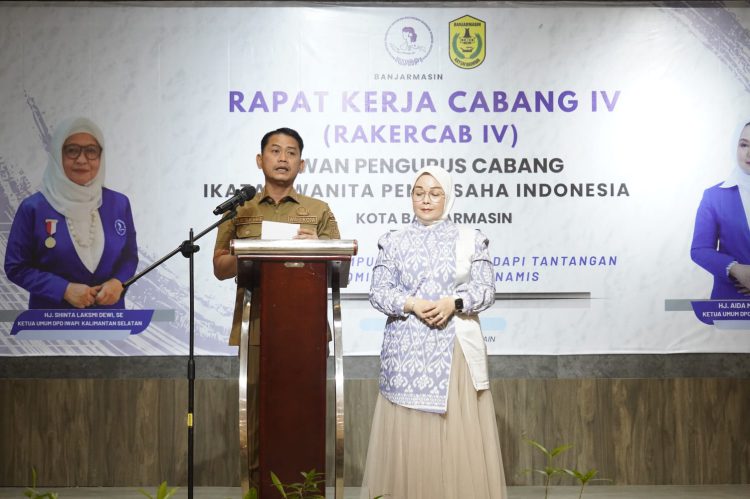 Wali Kota Banjarmasin, Muhammad Yamin didampingi Ketua TP PKK Kota Banjarmasin, Neli Listriani saat membuka Rakercab IV IWAPI Kota Banjarmasin