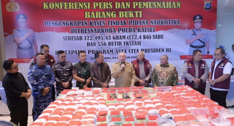 Gubernur Kalsel H. Muhidin mengajak masyarakat turut serta membantu kepolisian dalam pemberantasan peredaran narkoba.