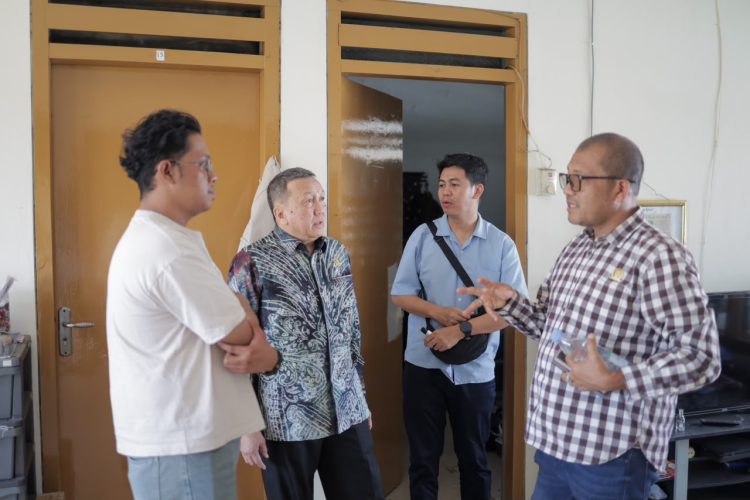 Komisi I DPRD Kalsel saat berkunjung ke AMKS Hasanuddin di Surabaya