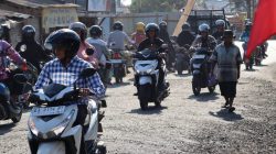 Pengendara melintas di Jalan Veteran Sungai Lulut, Banjarmasin, setelah akses jalan kembali dibuka untuk lalu lintas.
