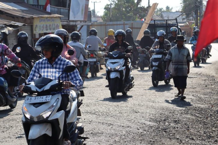 Pengendara melintas di Jalan Veteran Sungai Lulut, Banjarmasin, setelah akses jalan kembali dibuka untuk lalu lintas.