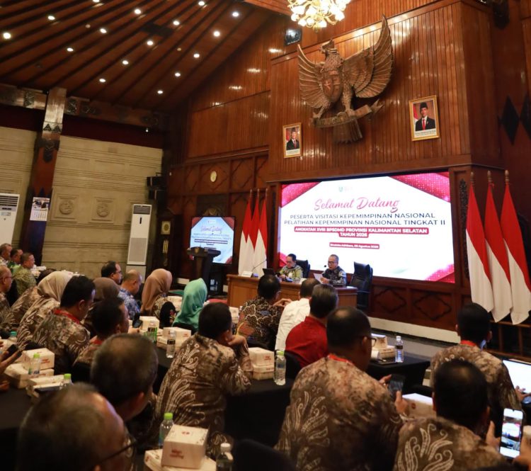 Peserta PKN Tingkat II Angkatan XVIII Kalsel mengikuti pemaparan dalam visitasi ke Jawa Timur.