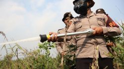Polda Kalsel Gerak Cepat Padamkan Karhutla di Belakang Ponpes Darul Ilmi