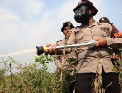 Polda Kalsel Gerak Cepat Padamkan Karhutla di Belakang Ponpes Darul Ilmi