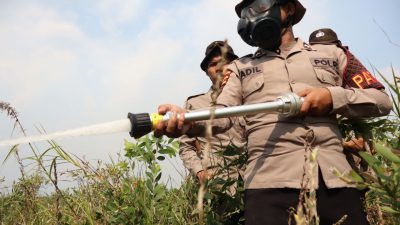 Polda Kalsel Gerak Cepat Padamkan Karhutla di Belakang Ponpes Darul Ilmi
