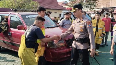 Kapolresta Banjarmasin saat memeriksa kesiapan personil gabungan dalam mengatasi karhutla di Banjarmasin (istimewa)