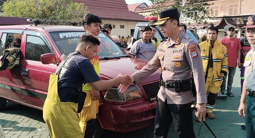 Kapolresta Banjarmasin saat memeriksa kesiapan personil gabungan dalam mengatasi karhutla di Banjarmasin (istimewa)