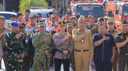 Kapolresta bersama forkopimda Kota Banjarmasin foto bersama usai melaksanakan apel gelar pasukan kesiapsiagaan penanggulangan karhutla di halaman Mapolresta Banjarmasin