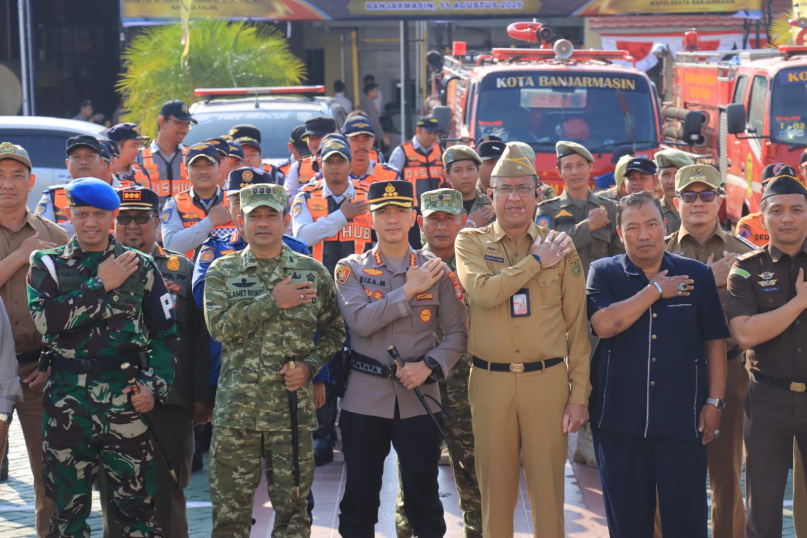 Kapolresta bersama forkopimda Kota Banjarmasin foto bersama usai melaksanakan apel gelar pasukan kesiapsiagaan penanggulangan karhutla di halaman Mapolresta Banjarmasin
