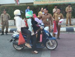 Bagian Umum Setdako Banjarmasin Turun Bagikan Bendera, Semarak HUT RI Mulai Terasa