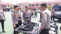 Kapolresta Banjarmasin Kombes Pol Riza Mutaqqin saat memeriksa peralatan pengendali massa di Mapolresta Banjarmasin