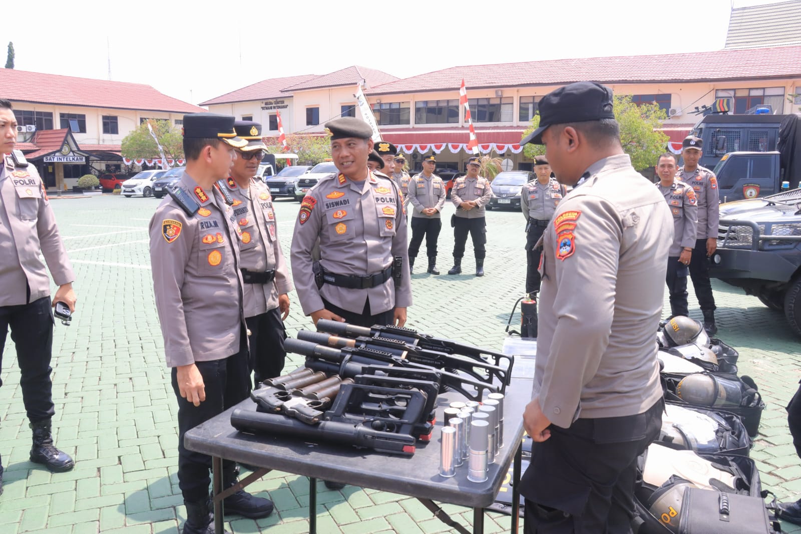 Kapolresta Banjarmasin Kombes Pol Riza Mutaqqin saat memeriksa peralatan pengendali massa di Mapolresta Banjarmasin