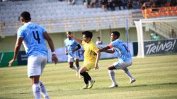 Penyerang PS Barito Putera, Muhammad Wildan saat mencoba melepaskan diri dari pengawalan pemain Isen Mulang Kalteng FC