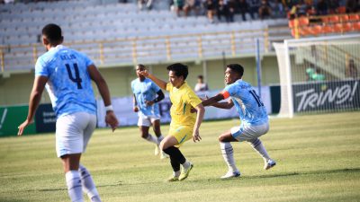 Penyerang PS Barito Putera, Muhammad Wildan saat mencoba melepaskan diri dari pengawalan pemain Isen Mulang Kalteng FC