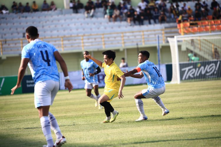 Penyerang PS Barito Putera, Muhammad Wildan saat mencoba melepaskan diri dari pengawalan pemain Isen Mulang Kalteng FC