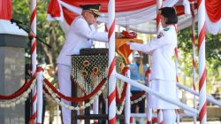 Gubernur Kalsel H. Muhidin menyerahkan bendera Merah Putih kepada anggota Paskibraka dalam Upacara HUT ke-81 Kemerdekaan RI.