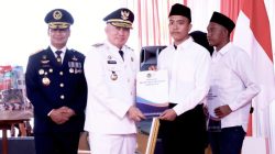 Gubernur Kalsel H. Muhidin menyerahkan SK remisi kepada perwakilan warga binaan Lapas Kelas IIB Banjarbaru dalam rangka HUT ke-81 Kemerdekaan RI.