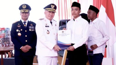 Gubernur Kalsel H. Muhidin menyerahkan SK remisi kepada perwakilan warga binaan Lapas Kelas IIB Banjarbaru dalam rangka HUT ke-81 Kemerdekaan RI.
