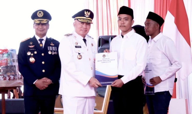 Gubernur Kalsel H. Muhidin menyerahkan SK remisi kepada perwakilan warga binaan Lapas Kelas IIB Banjarbaru dalam rangka HUT ke-81 Kemerdekaan RI.
