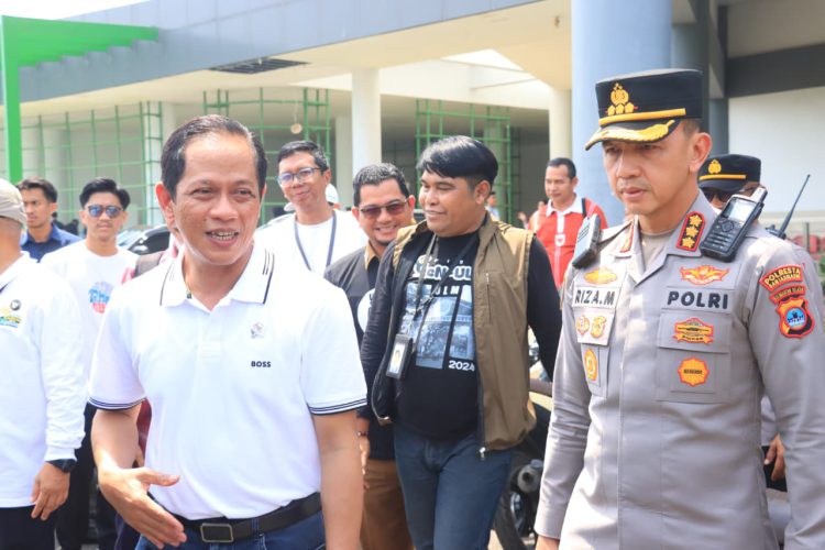 Kapolresta Banjarmasin Kombes Pol Riza Mutaqqin hadir memberikan pengamanan kunjungan menteri Koordinator Bidang Pangan RI Dr. Hanif Faisol Nurofia ke ULM