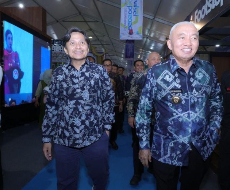 Gubernur Kalsel H. Muhidin dan Wakil Gubernur Hasnuryadi Sulaiman meninjau stand Kalsel EXPO 2026 di momen malam penutupan.
