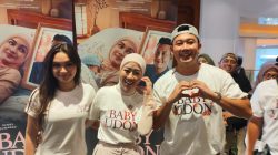 Foto bersama, Sutradara sekaligus pemain Baby Udon, Denny Sumargo, Caitlin Halderman, dan Fanny Kondoh, usai wawancara dengan awak media