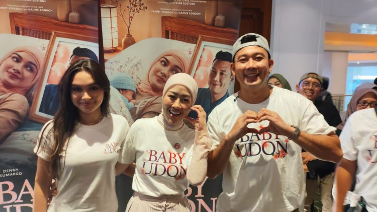 Foto bersama, Sutradara sekaligus pemain Baby Udon, Denny Sumargo, Caitlin Halderman, dan Fanny Kondoh, usai wawancara dengan awak media