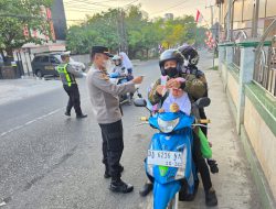 Kualitas Udara Menurun Dampak Kabut Asap, Polsek Banteng Bagikan Ratusan Masker ke Pengguna Jalan