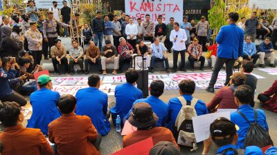 Mahasiswa Geruduk DPRD Kalsel, Soroti Karhutla, Listrik Padam hingga Antrean BBM