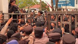Tuntutan Tak Temui Titik Temu, Demo Mahasiswa di DPRD Kalsel Memanas