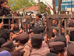 Tuntutan Tak Temui Titik Temu, Demo Mahasiswa di DPRD Kalsel Memanas