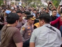 Humanis, Kapolresta Banjarmasin Bantu Gotong Pendemo yang Pingsan