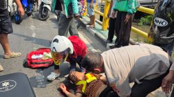 Humanis, Kapolsek Banjarmasin Selatan Bantu Evaluasi Korban Kecelakaan yang Berlumuran Darah