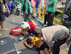 Humanis, Kapolsek Banjarmasin Selatan Bantu Evakuasi Korban Kecelakaan yang Berlumuran Darah