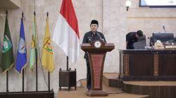 Wakil Gubernur Kalsel Hasnuryadi Sulaiman saat membacakan sambutan Gubenur Kalsel saat paripurna.