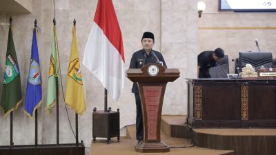 Wakil Gubernur Kalsel Hasnuryadi Sulaiman saat membacakan sambutan Gubenur Kalsel saat paripurna.