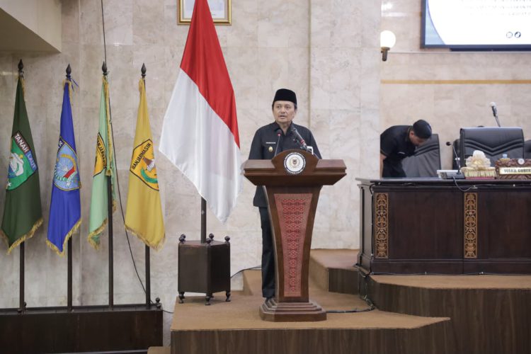 Wakil Gubernur Kalsel Hasnuryadi Sulaiman saat membacakan sambutan Gubenur Kalsel saat paripurna.