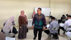 Rektor Uniska MAB Prof. Mohammad Zainul dan Ketua Badan Pembina Yayasan Uniska MAB Hj Rahmi Hayati Tajudinnor saat memantau jalanya tes gelombang ke-2 mahasiswa baru Uniska