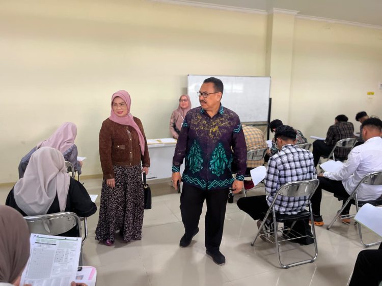 Rektor Uniska MAB Prof. Mohammad Zainul dan Ketua Badan Pembina Yayasan Uniska MAB Hj Rahmi Hayati Tajudinnor saat memantau jalanya tes gelombang ke-2 mahasiswa baru Uniska