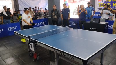 Sekretaris DPRD Kalsel H.M Jaini saat melakukan pembukan tenis meja yang berlangsung di DPRD Kalsel.