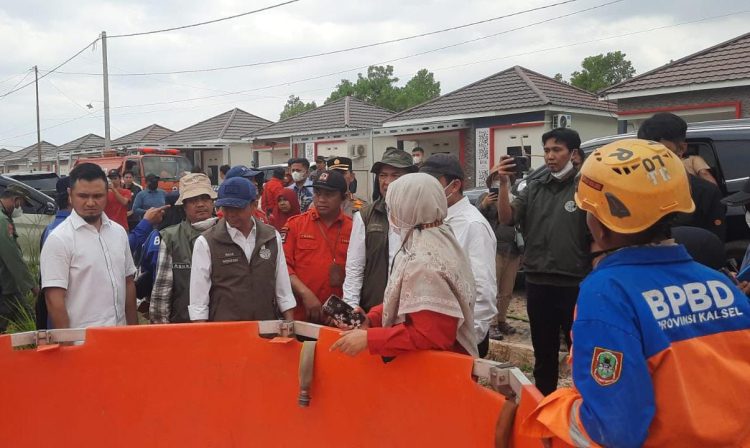 Menteri Kehutanan (Menhut) Raja Antoni bersama tim gabungan meninjau sarana prasarana penanganan karhutla yang berdekatan dengan permukiman warga.