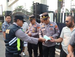 Si Dokkes Polres Tabalong Bagikan Masker untuk Cegah Dampak Kabut Asap