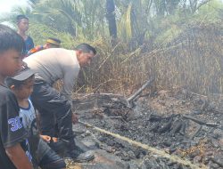 BhabinKamtibmas Sungai Andai Rogoh Kocek Pribadi Beli BBM untuk Bantu Padamkan Karhutla di Sungai Biuku