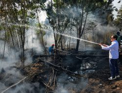 Tinjau Posko Karhutla Guntung Damar, Hasnuryadi Serahkan Bantuan Pompa Air dari Hasnur Group