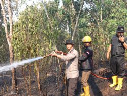 Polres Tabalong Bersama Tim Gabungan Padamkan Karhutla di Tiga Lokasi