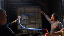 Bantu Penanganan Karhutla Provinsi Tetangga, Polda Kalsel Kirim 1.000 Liter Cairan Surfaktan ke Kalteng