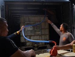 Bantu Penanganan Karhutla Provinsi Tetangga, Polda Kalsel Kirim 1.000 Liter Cairan Surfaktan ke Kalteng