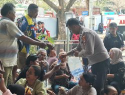 Tunjukan Kepedulian, Polisi Bagikan Roti untuk Keluarga Korban KM Virgo Transport 8 di Pelabuhan Trisakti