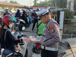 Polres Tabalong Bagikan Air Mineral kepada Warga yang Antre BBM di SPBU